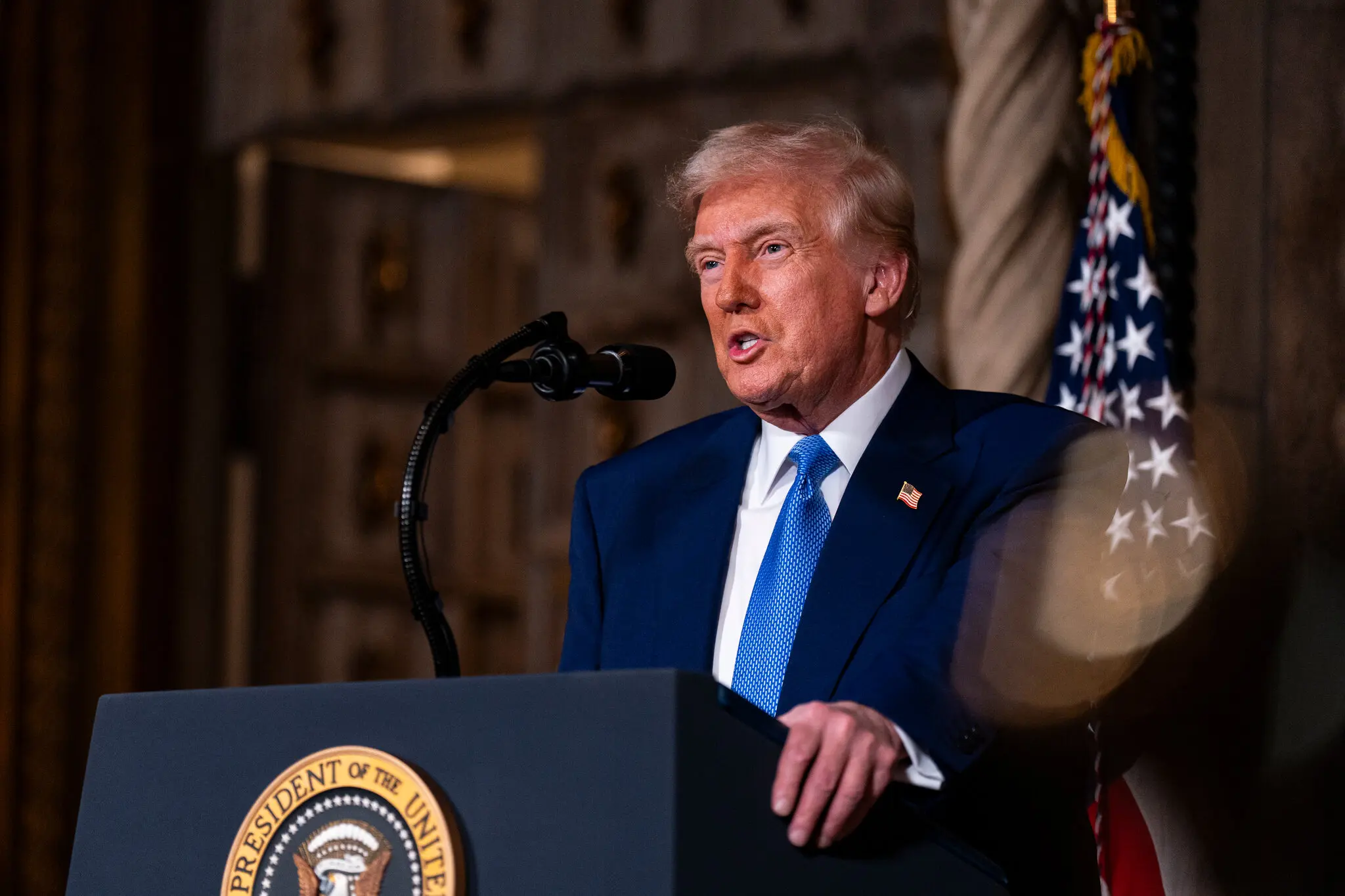 Президент Трамп у своєму клубі Mar-a-Lago у Флориді у вівторок. Він висловив занепокоєння жертвами в Україні, але не назвав Росію відповідальною за це